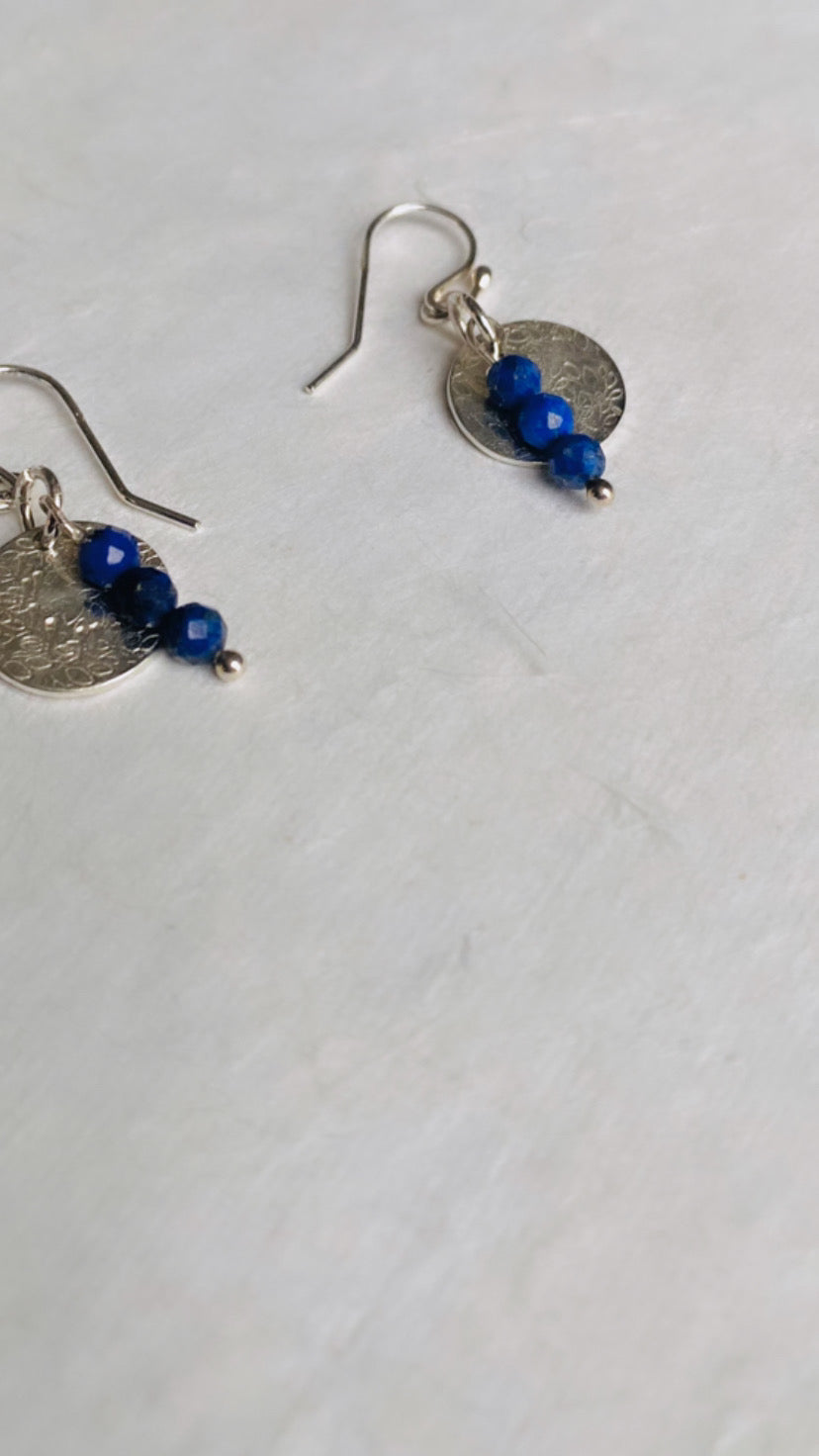 Oorbellen met een Lapis Lazuli met zilver plaatje