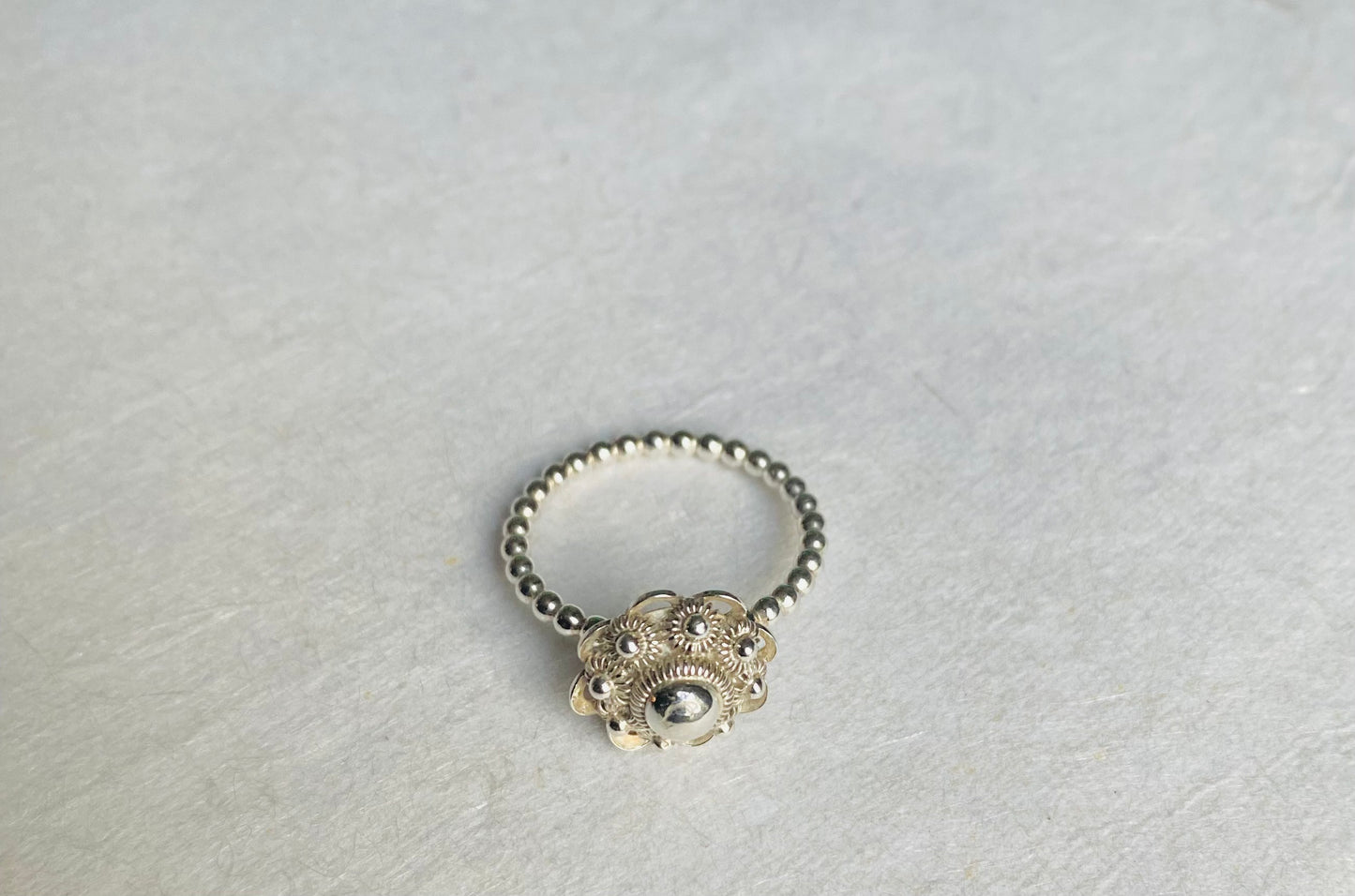 Zilveren pareldraad ring met zeeuwsknopje