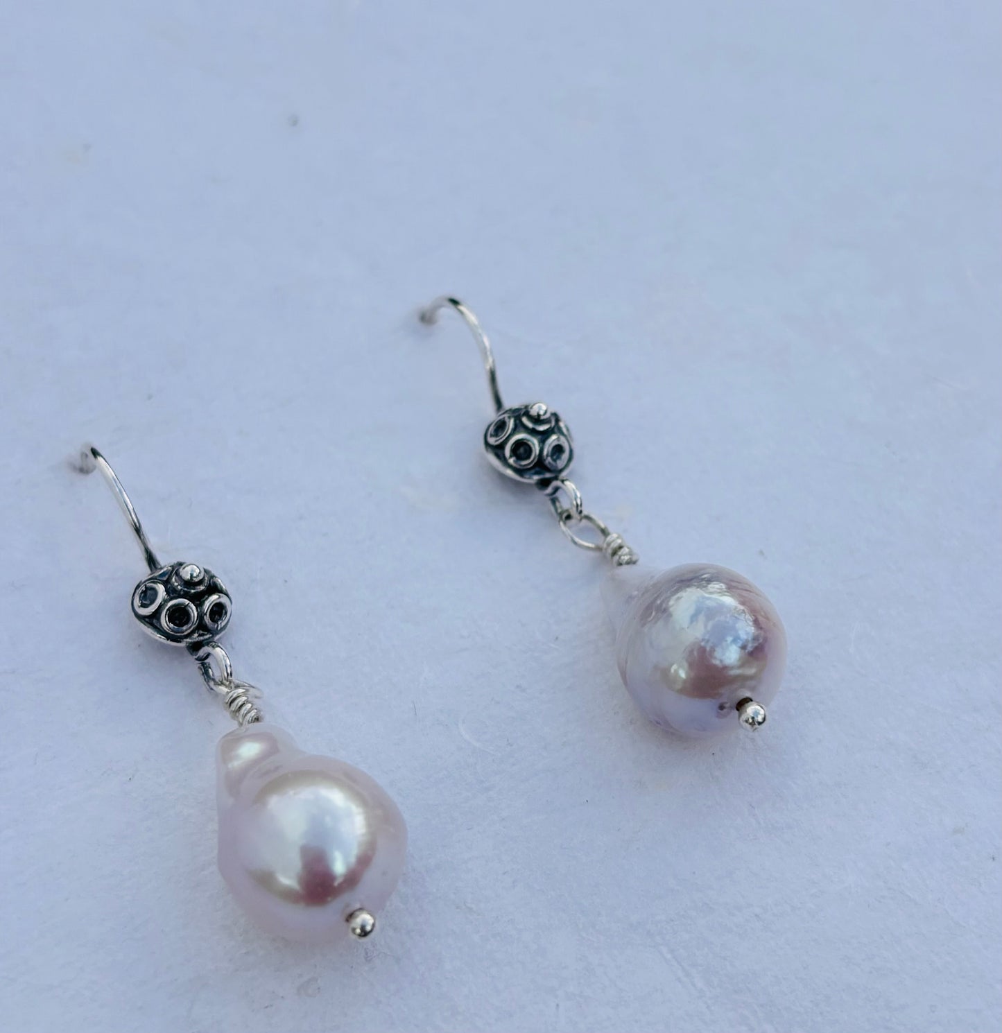 Zoetwaterparel met sierhaakjes