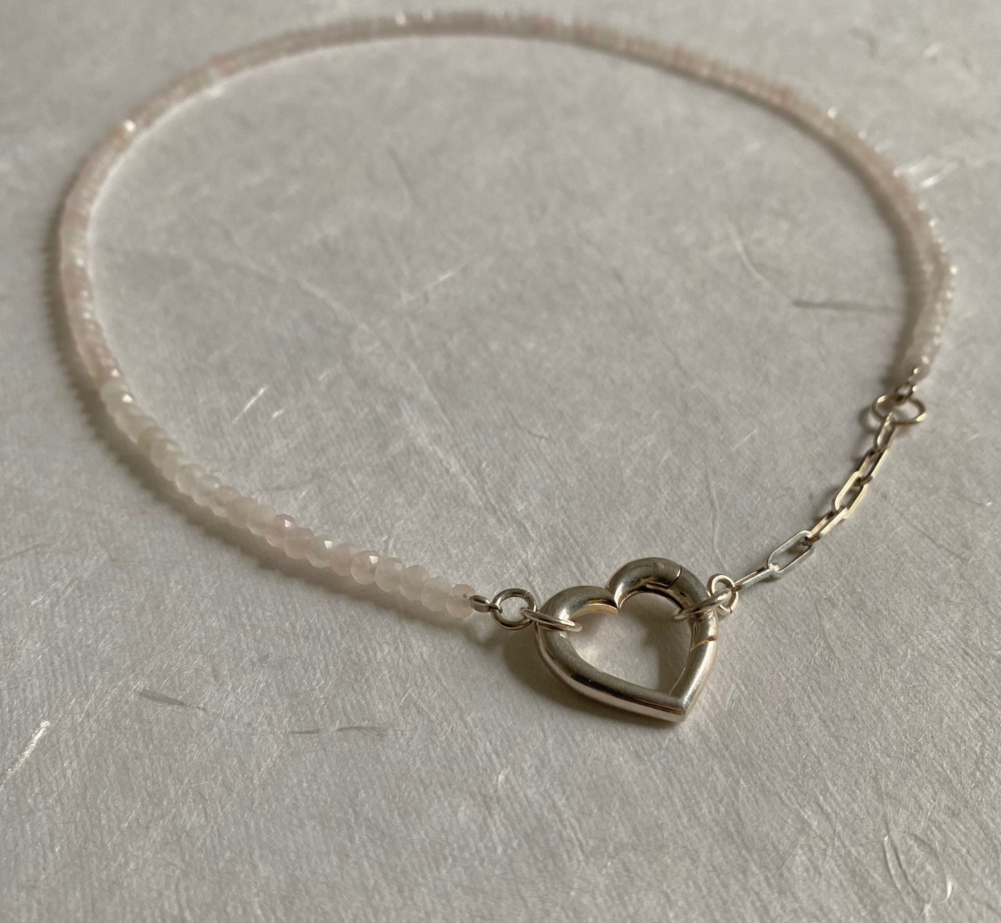 Bijzondere Rozenkwarts ketting met prachtig een Hart-sluiting.