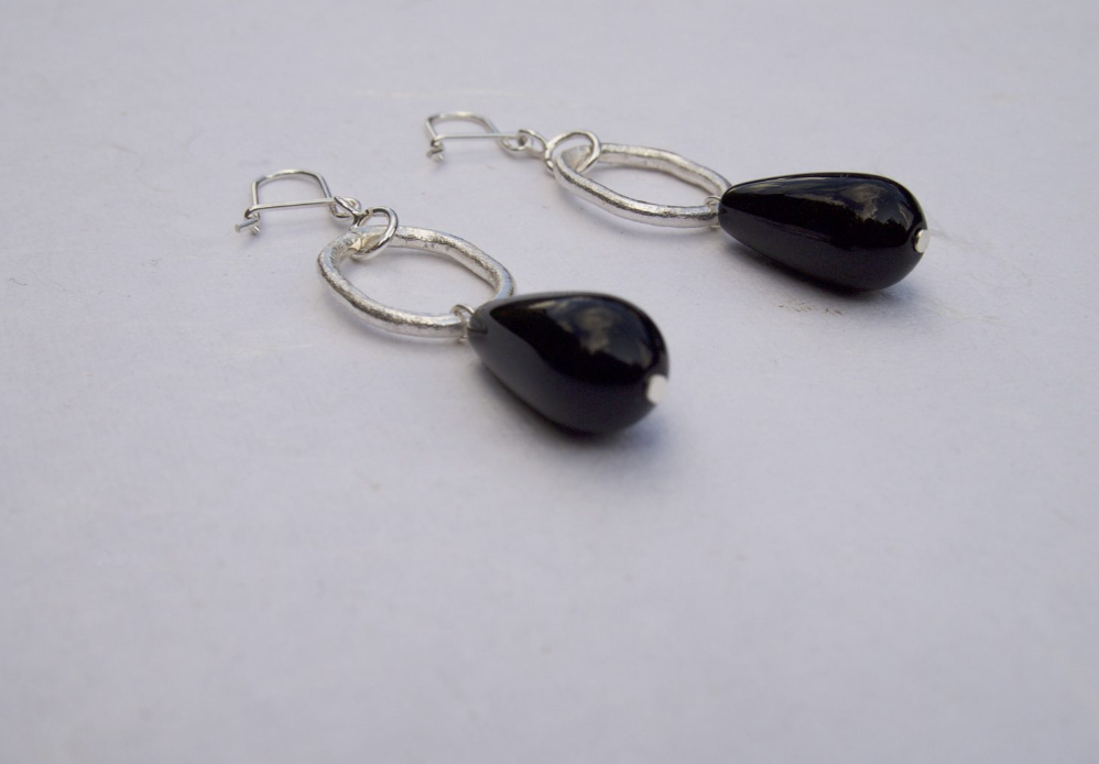 Zilveren oorbellen met Onyx steen