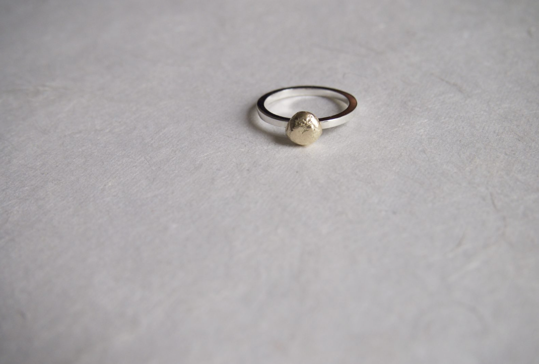 Zilveren ring met gouden element