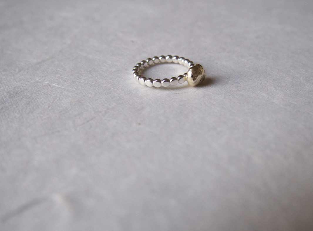 Zilveren ring met gouden element