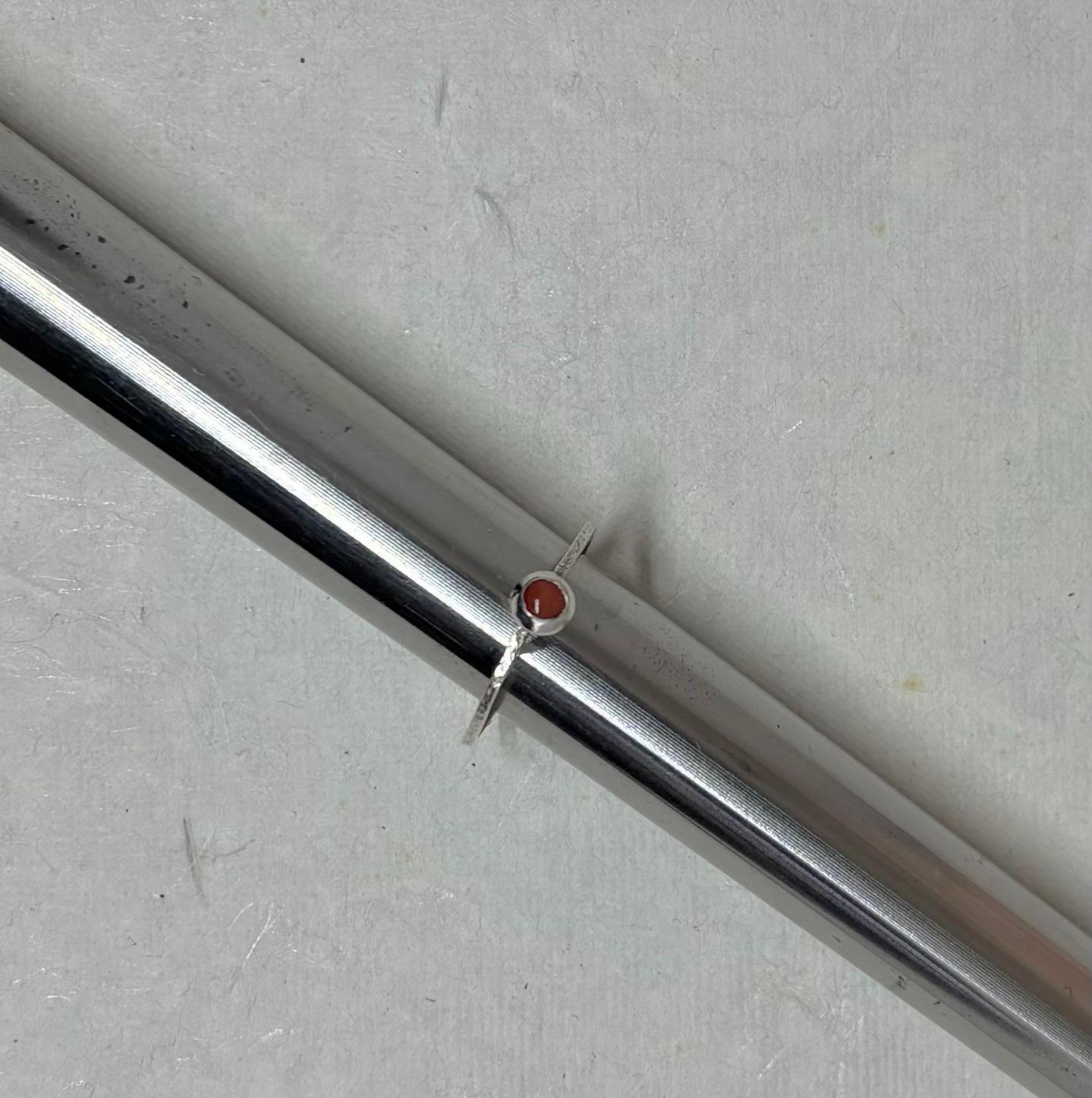 Zilveren ring met bloed koraal