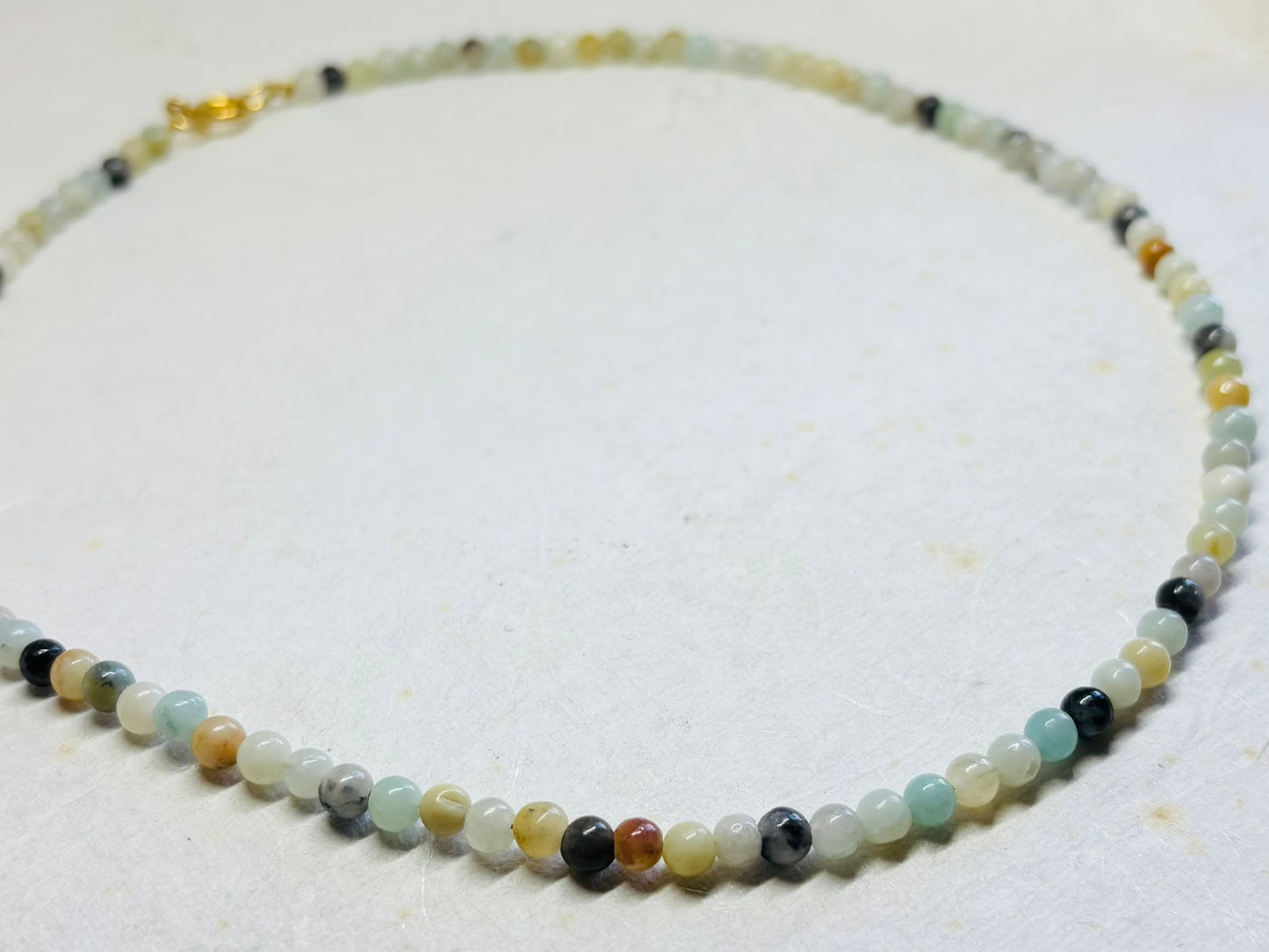 Ketting Amazone natuursteen met goudkleurig slotje