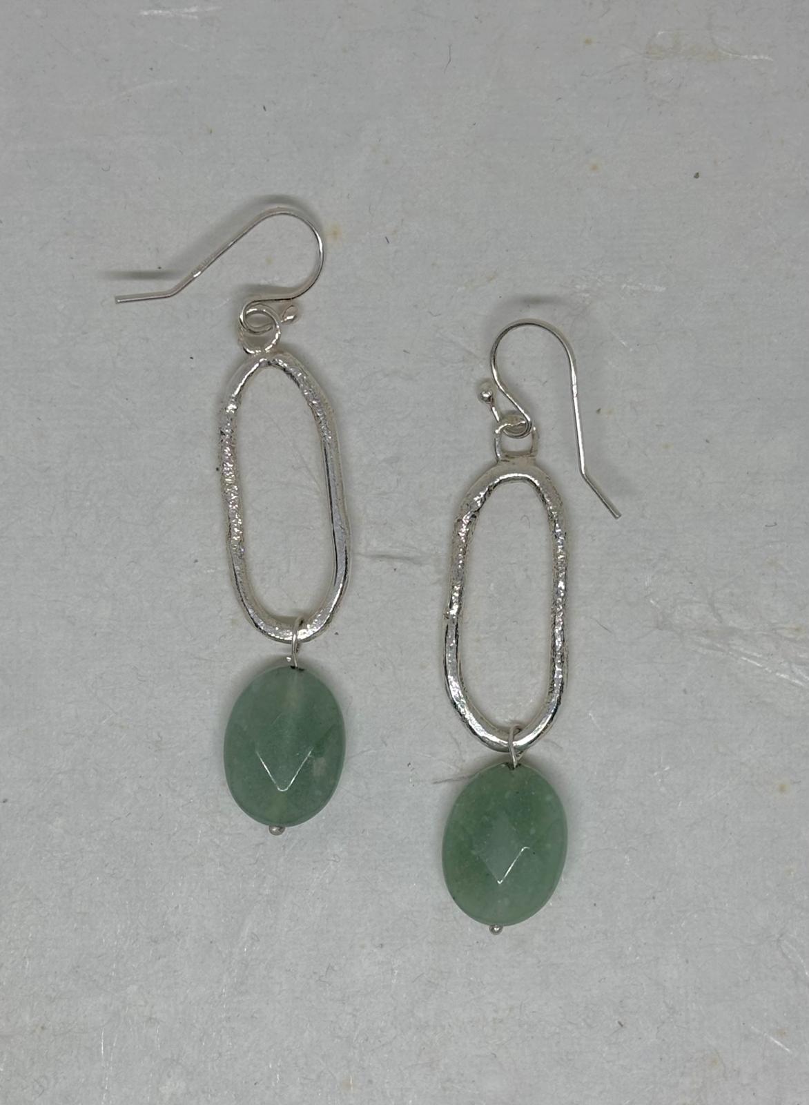 Zilveren oorbellen met een groene Aventurijn