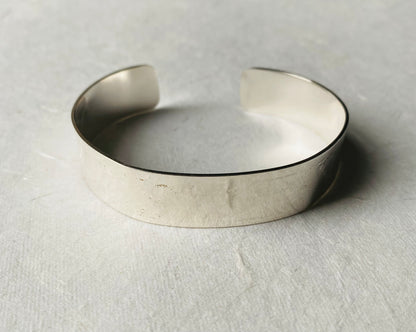 Unieke Bangle armband met bewerking van zilver