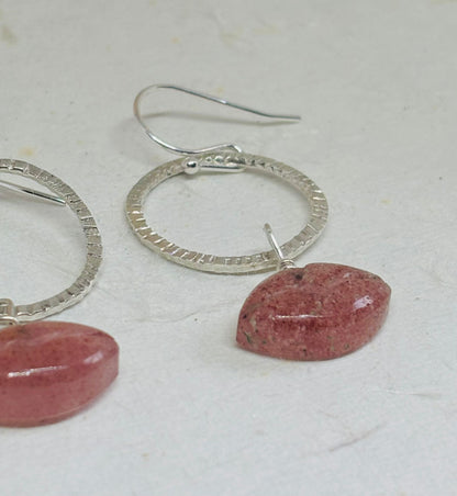 Zilveren oorbellen met Aardbeikwarts lippen