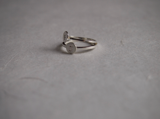 Zilveren ring met letters