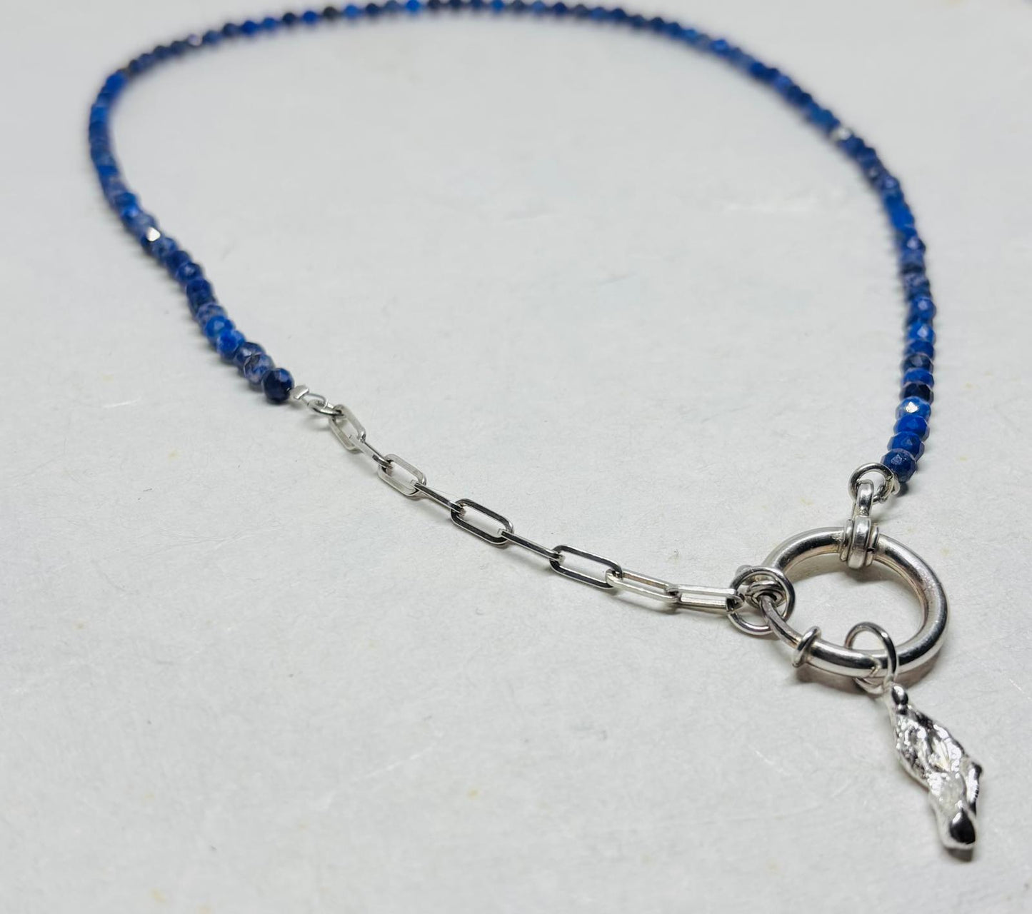 Unieke ketting met prachtige blauwe edelstenen en met een siersluiting