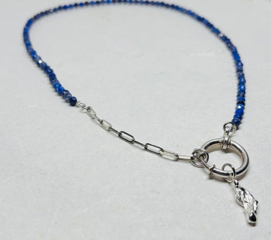 Unieke ketting met prachtige blauwe edelstenen en met een siersluiting