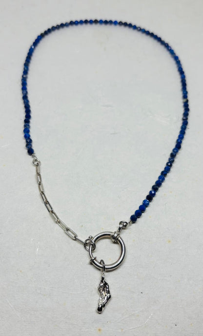 Unieke ketting met prachtige blauwe edelstenen en met een siersluiting