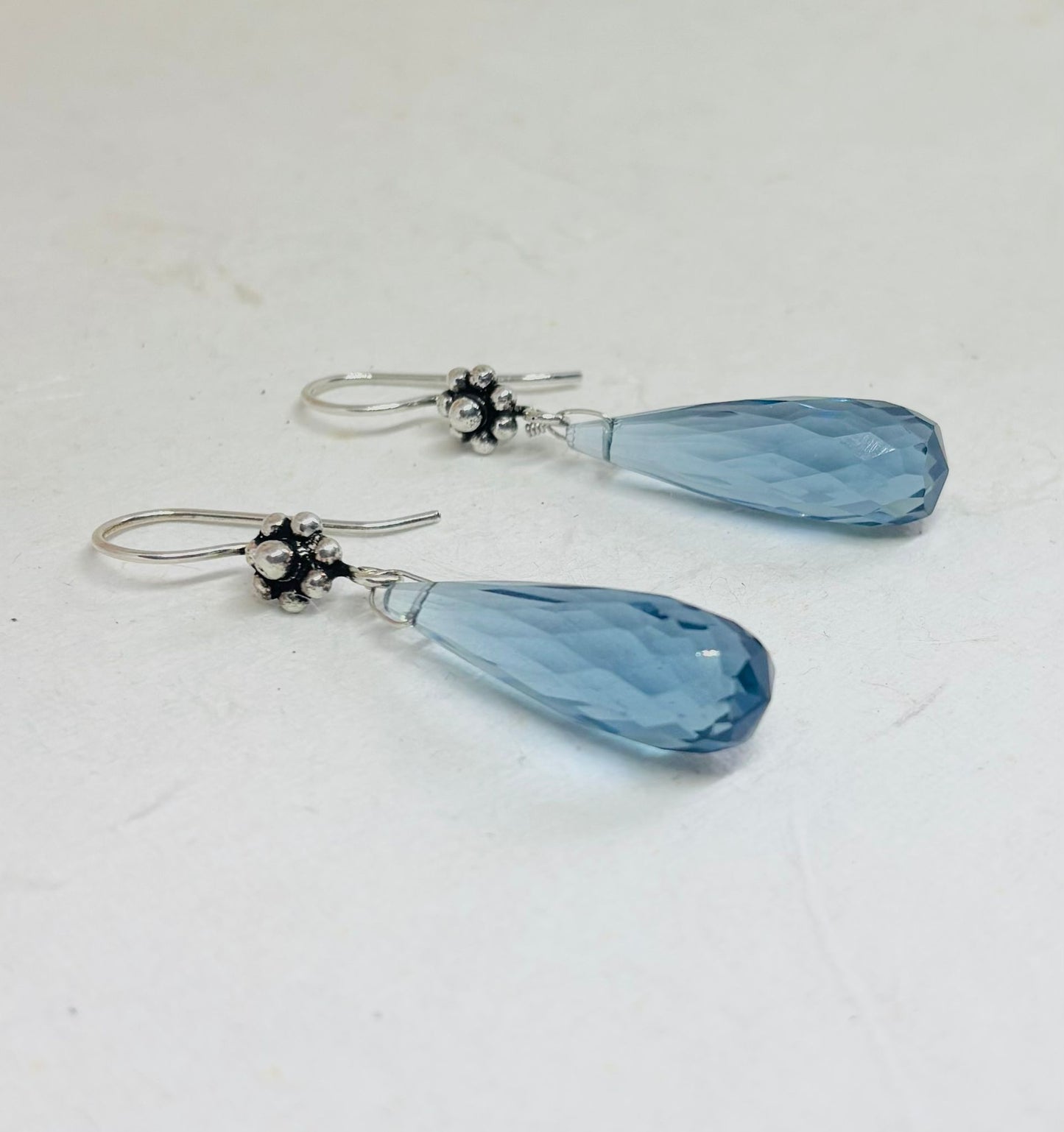 Zilveren oorbellen met blauwe kyaniet