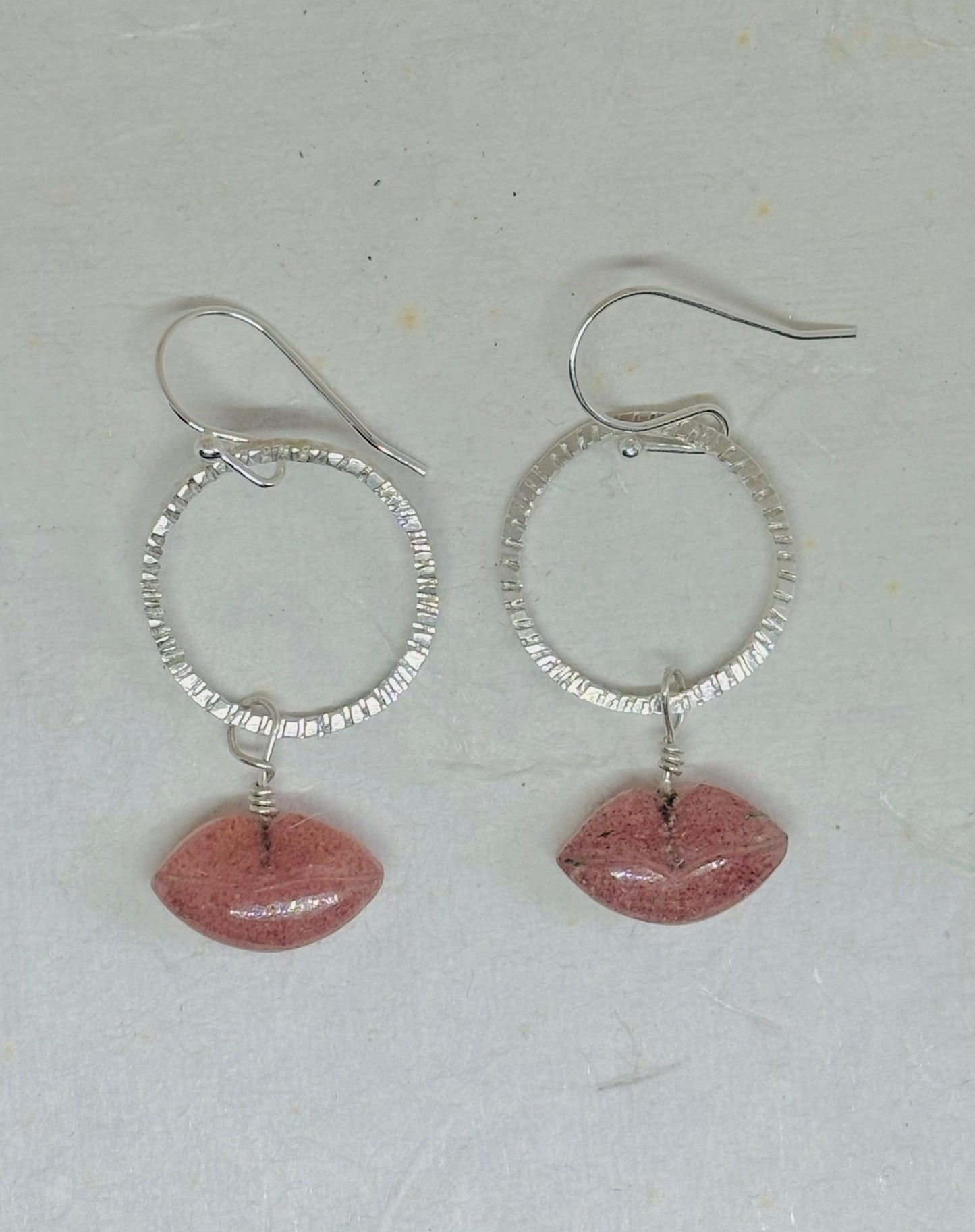 Zilveren oorbellen met Aardbeikwarts lippen