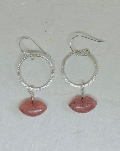 Zilveren oorbellen met Aardbeikwarts lippen