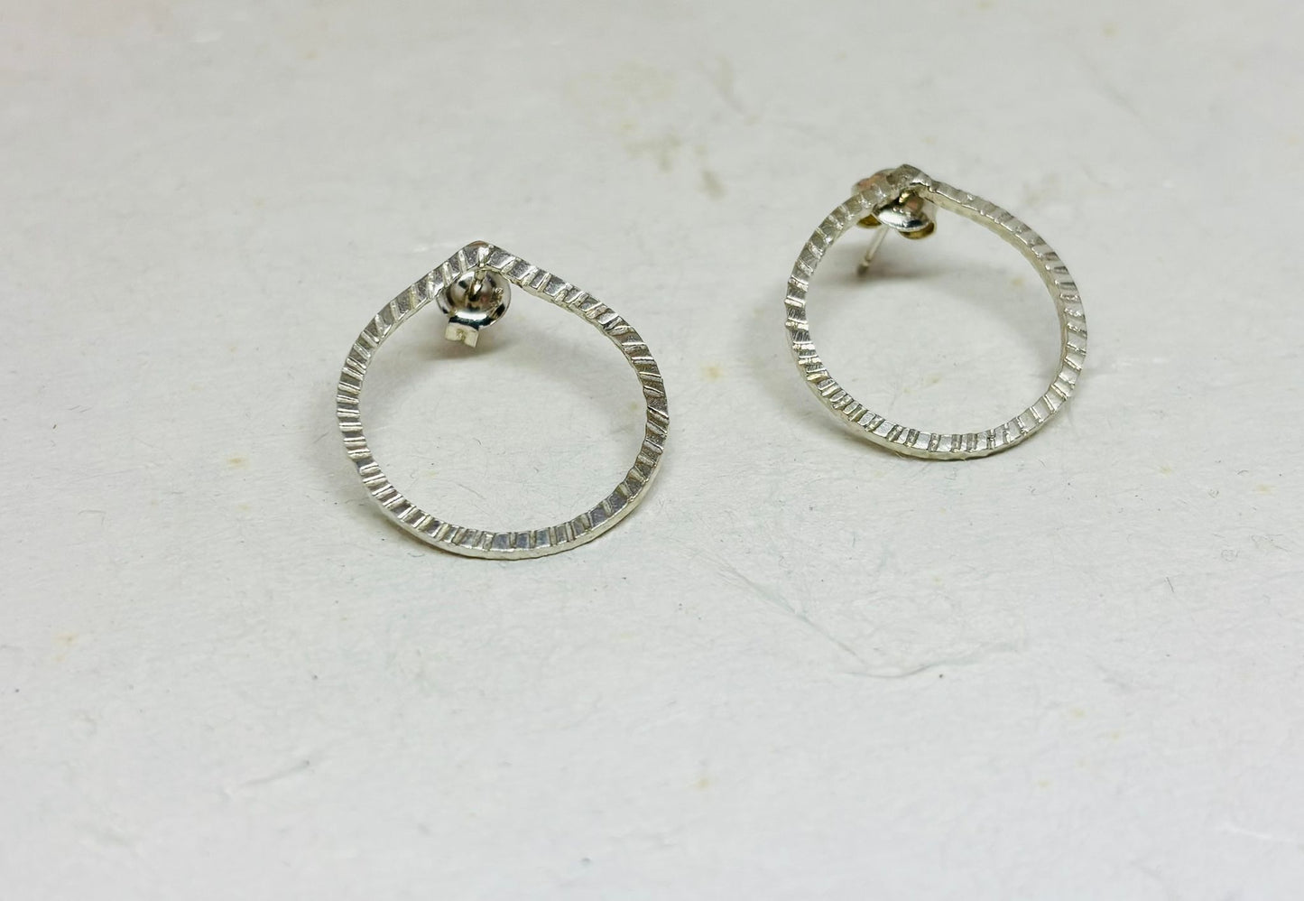 Zilveren bewerkte oorbellen