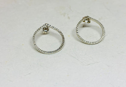 Zilveren bewerkte oorbellen