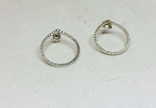 Zilveren bewerkte oorbellen