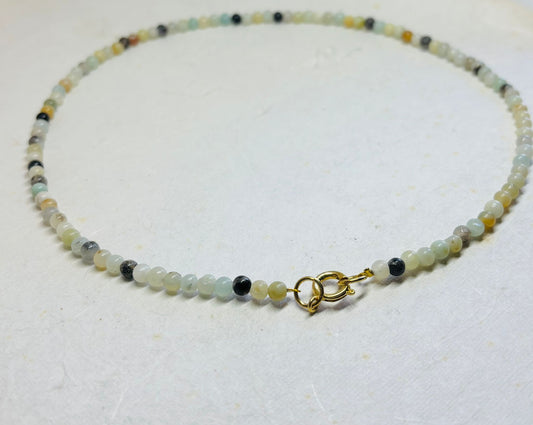 Ketting Amazone natuursteen met goudkleurig slotje