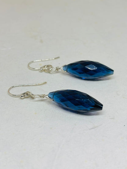 Zilveren oorbellen met prachtige Kyaniek steen