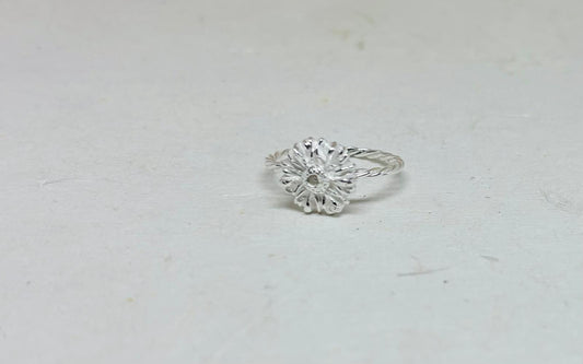 Zilveren ring met bloem