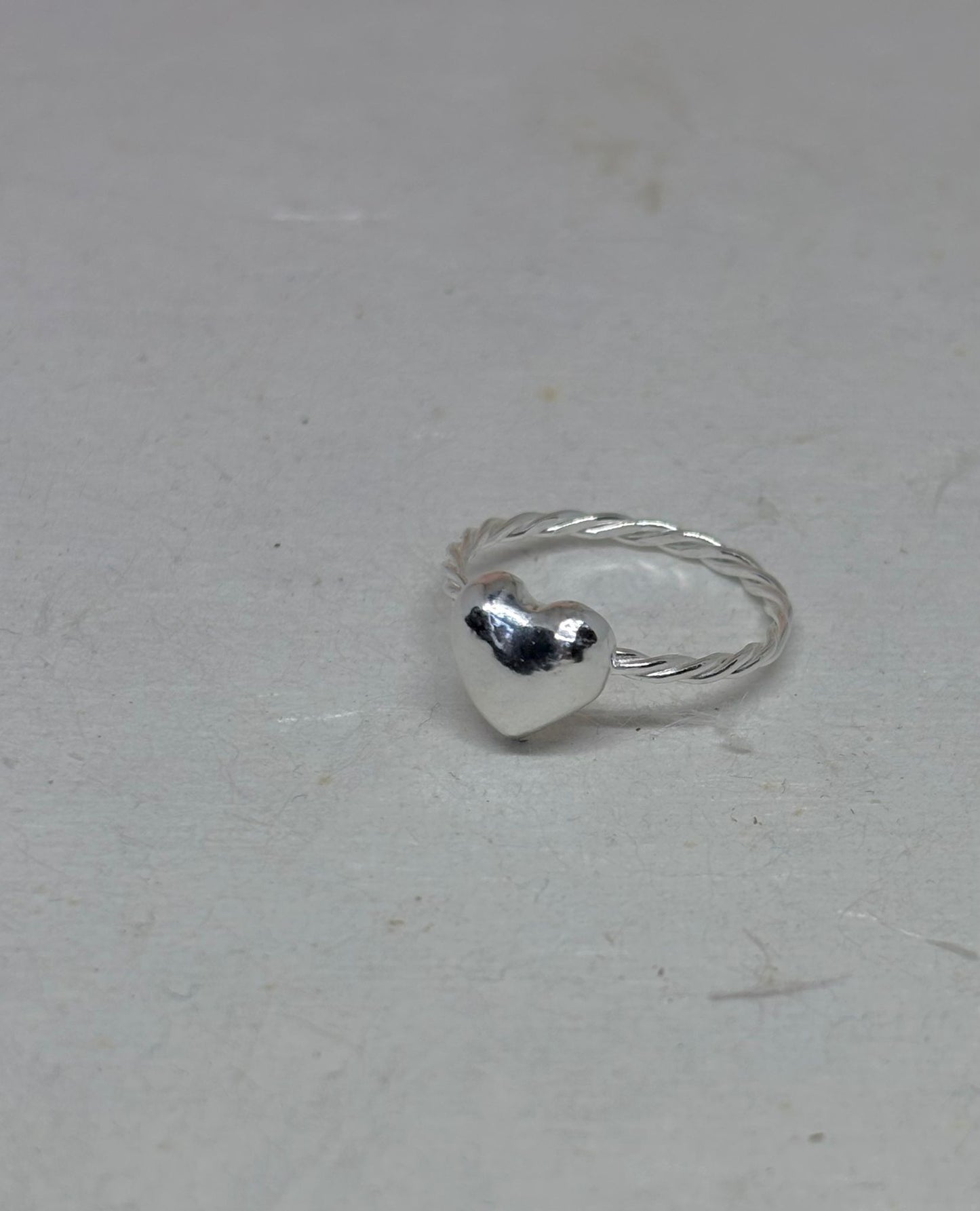 Zilveren tors draad ring met hart