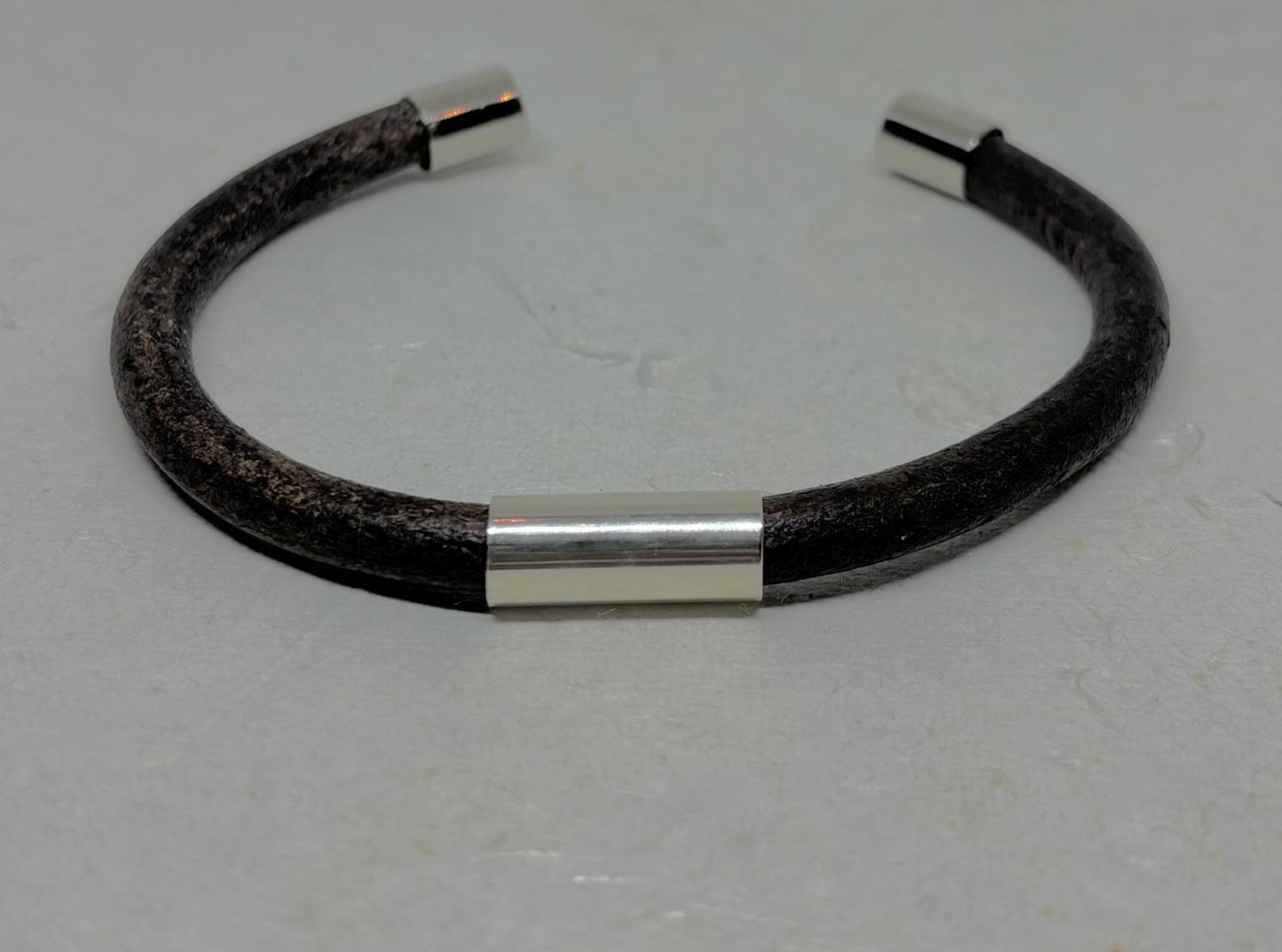 Stoere armband leer met zilveren buis incl. magneetsluiting