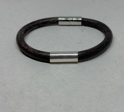 Stoere armband leer met zilveren buis incl. magneetsluiting