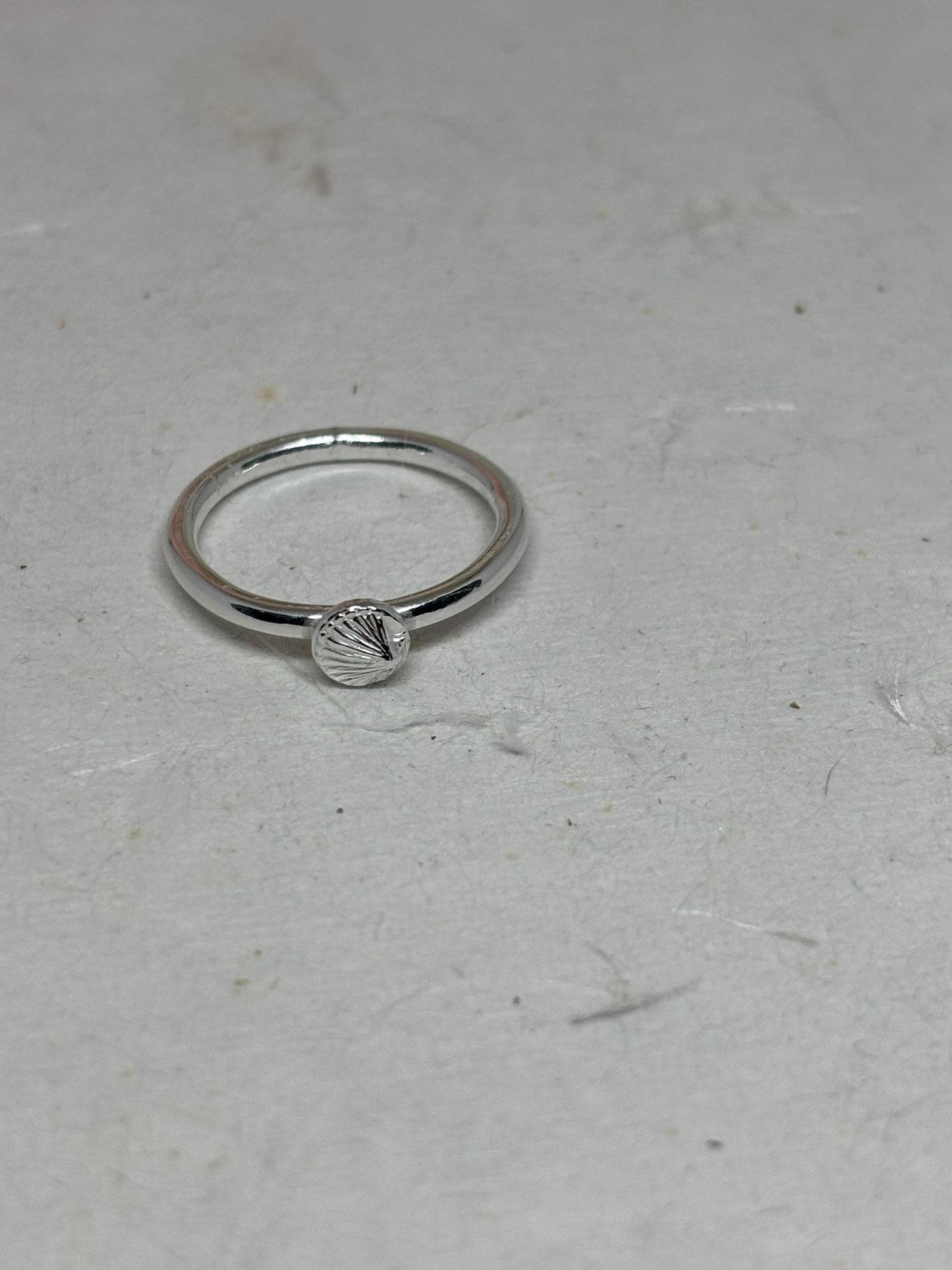 Zilveren ring schelp