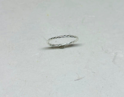 Zilveren torsdraad ring