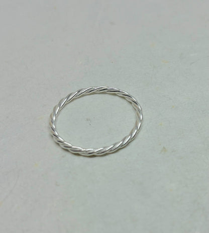 Zilveren torsdraad ring