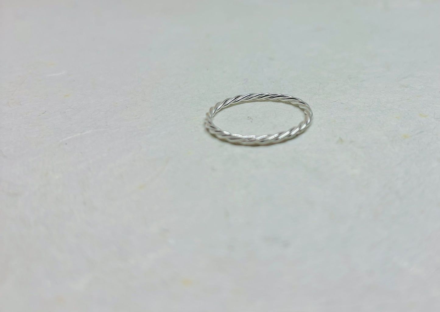 Zilveren torsdraad ring